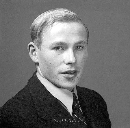 Hans Johansson Villa Skog Hycklinge
raja
Man klädd i skjorta slips och kavaj

Nyckelord: Johansson Hycklinge