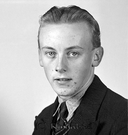 Kurt Ram Svalsjö
raja
Man klädd i skjorta slips och kavaj

raja
Kurt Rahm född 1923 i Kisa
1950 bodde han i Linköping.
1970 bodde han i Södertälje och gift med Ulla. 
Källa: Gerd Pettersson

Nyckelord: Ram Svalsjö