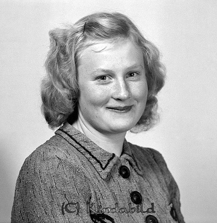 Vera Pettersson Kisa
raja
Kvinna klädd i klänning  

Nyckelord: Axelsson Kisa