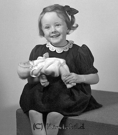 Barbro Gustavsson Karleby Kisa
raja
Flicka klädd i mörk klänning  

raja
Barbro Gustafsson född 1937 i Kisa, dotter till tegelbruksförman Artur Gustafsson och hans maka Märta.
 Barbros bror heter Björn född 1947.
 Familjen bodde 1950 i Vallsborg Kisa
 Barbro gifte sig med Karl Henrik Åke Isaksson. De flyttade till Skoghall i Värmland.
 Källa; Folkräkning 1950 och 1970 och Studiegruppen hembygdsgården 
Nyckelord: Gustavsson Kisa