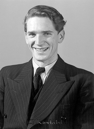 Per Hagström Kisa
raja
Man klädd i skjorta slips och kavaj

raja
Bankkamrer Per Hagström. Han var gift och hade fem barn. 1949 flyttade familj till Osby.
Källa: Studiegruppen Hembygdsgården 


Nyckelord: Hagström Kisa