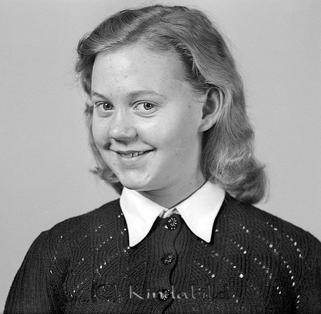Rosa Nilsson Kisa
raja
Kvinna klädd i ljus blus mörk tröja  

raja
Rosa Nilsson, dotter till Edit och tågmästare Edvard Nilsson.
Han gick i folkmun under namnet "Bromsere-Nisse". Edit var en mycket duktig kvinna, bl a ordförande i socialdemokratiska kvinnoföreningen i Kisa.
Rosa Nilsson född 1922, gift 1947 med Karl Martin Hermansson född 1920 i Sund.
De fick en son Bo Martin född 1950 och en dotter Barbro Helena född 1959. 1950 bodde de i Tallgården Österbymo och 1970 i Ukreda. Rosa död 1984 i Österbymo
Källa: Folkräkning 1950 och 1970 och Sv dödbok 
Källa: Gerd Pettersson

