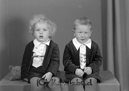 Lars o Bernt-Olof Nilsson Kisa
raja
Syskonpar

raja
Fr vänster Lars Ture Nilsson född 1938 i Kisa och Bendt Olof född 1937 i Kisa, barn till Ture Nilsson född 1896 i Kättilstad. Han var gift 1936 med Ingrid Elisabet född Andersson 1904 i Västra Eneby.
 Ture Nilsson arrenderade Kisa Vårgård. de bodde där 1950, men flyttade senare till Knäck Västra Eneby.
 I familjen fanns också dottern Margareta, yngst av barnen.
 Källa: Studiegruppen hembygdsgården och Folkräkning 1950 
Nyckelord: Nilsson Kisa