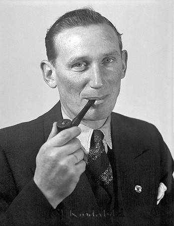 Martin Hansson Kisa
raja
Man klädd i skjorta slips och kavaj

raja
Martin Hansson född 1906 i Kisa, bror till bokhandlaren i Kisa Göte Hansson.
 Martin Hansson gift 1941 med damfrisörskan Ingeborg Maria Andersson född 1917 i Kisa.
 Söner: Hans-Göran född 1944 i Kisa
 Hans Sören född 1947 i Södra Vi.
 Martin Hansson hade pappershandel i Södra Vi och Vimmerby.
 Källa: studiegruppen hembygdsgården och Folkräkning 1950 
Nyckelord: Hansson Kisa