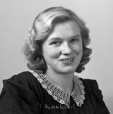 Britta Pettersson Fridkullen Västra Eneby
raja
Kvinna klädd i mörk klänning med ljus krage  

raja
Maj-Britt "Britta" Pettersson född 1922 i Västra Eneby.
I Fridkullen bodde 1930 vägarbetare Axel Vilhelm Pettersson och hans hustru Gerda Sofia Larsson.
Om det är rätt Britta Pettersson gifte hon sig med yxsliparen Stig Henrik Roback Kölefors.
Källa: Kyrkoarkiv Västra Eneby och Folkräkning 1950 
Källa: Gerd Pettersson

Nyckelord: Pettersson Västra Eneby
