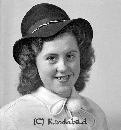 Birgit Sleman Västra Eneby
raja
Kvinna klädd i ljus jacka och med en hatt på huvudet

raja
Olga Birgitta Matilda född Sleman 1921 i Horn, dotter till Ernst Gillis Sleman och hans hustru Gertrud Matilda född Jonsson. 1950 bodde föräldrarna i Adlerskog.
Birgitta "Birgit" var gift 1942 med typograf Karl Hans Torsten Johansson född 1921 i Kisa.
Barn:
Hans-Lennart, Inger Marie Louise Birgitta. Mats Inge Gerry och 
Carina Gertrud Birgitta. 1950 bodde familjen i Leksborg kv Pensén 6 i Kisa
Källa: Folkräkning 1950 
Källa: Gerd Pettersson

Nyckelord: Sleman Västra Eneby
