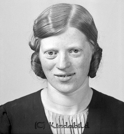 Greta Johansson Grav Tidersrum
raja
Kvinna klädd i mörk klänning    

raja
Greta Johansson född 1916 i Tidersrum, Hon var syster till Olle Johansson i Grav.
Hon var gift med Allan Svensson född 1909 i Svinhult. 1950 var de arrendatorer i Hökhult Tidersrum.
Barn:
Helga Gunvor Marianne född 1944
Karl Gunnar Bertil född 1949.
Källa: Folkräkning 1950 
Källa: Gerd Pettersson

Nyckelord: Johansson Tidersrum
