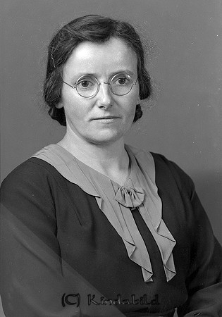 Hildur Beckmark Frössvik Oppeby
raja
Kvinna klädd i mörk klänning med ljus krage   

raja
Hildur Beckmark född 1902 i Kättilstad, dotter till Erik Gustav Bäckmark och Anna Matilda Svensson. Familjen bodde i Ömelsbo.
1950 var hon hembiträde i Hålebo Kättilstad.
1975 bodde hon i Ömelsbo. Ogift.
Källa: Folkräkning och Kyrkoarkiv 
Källa: Gerd Pettersson

Nyckelord: Bäckman Oppeby