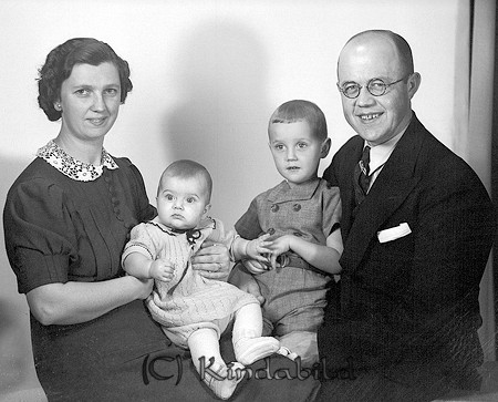 Familjen Marcusson Kisa
raja
Far o mor med sina barn

raja
Charkuterihandlare Georg Marcusson med hustru Signe född Samuelsson Målilla med barnen Lage född 1936 och Barbro född 1940.
Familjen bodde i Alfredsberg Kisa.
Källa: Folkräkning 1950
Källa: Gerd Pettersson

Nyckelord: Marcusson Kisa