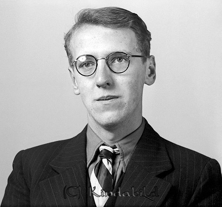 Curt Svensson Björkfors
raja
Man klädd i skjorta slips och kavaj

raja
Curt Svensson född 1920 i Oppeby, son till David Oskar Svensson född 1891 i Oppeby och Märta Amanda född Bjärne 1896 i Malexander.
Systern hette Gun-Britt född 1927. Familjen bodde i Villan Oppeby
Källa: Folkräkning 1950 
Källa: Gerd Pettersson

Nyckelord: Svensson Björkfors