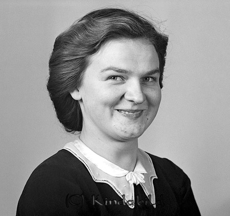 Margareta Lindblad Kisa
raja
Kvinna klädd i klänning med ljus krage 

raja
Margareta Lindblad född 1921, dotter till fjärdingsman Karl Lindblad och hans hustru Signe född Pettersson Karlanda Värmland.
Familjen bodde i Karlshem Kisa.
Margareta Lindblad gifte sig med fjärdingsman Sture Liljeberg född 1918 i Gladhammar.
De fick barnen: Christina Margareta född 1945
Karl Anders född 1948
Familjen bodde i Karlshem Kisa.
Källa: folkräkning 1950 
Källa: Gerd Pettersson

Nyckelord: Lindblad Kisa