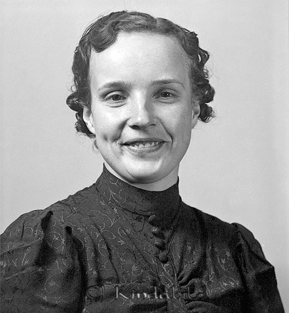 Alfhild Hansson Hökhult Horn
raja
Kvinna klädd i klänning   

raja
Alfhild Hansson född 1914, dotter till Carl Hansson och Ida född Andersson.
Syskon till Alfhild var Henry och Sally.
Källa: Sv Gods och Gårdar 
Källa: Gerd Pettersson

Nyckelord: Hansson Horn