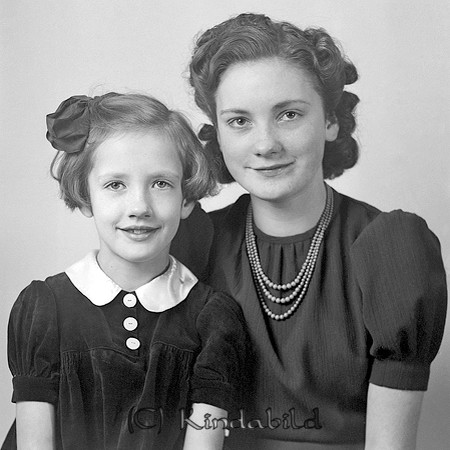 Systrarna Germundsson Kisa
raja
Syskonpar

raja
Majken Germundsson född 1924 och Ellbritt Germundsson född 1932, döttrar till Hjalmar och Ellen Germundsson Kisa.
Källa: Folkräkning 1940 
Källa: Gerd Pettersson


Nyckelord: Germundsson Kisa