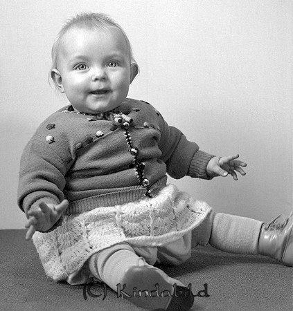Kerstin Germundsson Kisa
raja
Flicka klädd i stickad klänning 

raja
Kerstin Germundsson, dotter till Runar och Iris Germundsson. 
Källa: Gerd Pettersson

raja
Kerstin gift med Lars Hjälte från Horn. Bosatta i Åtvidaberg.
 Källa: Studiegruppen hembygdsgården 
Nyckelord: Germundsson Kisa
