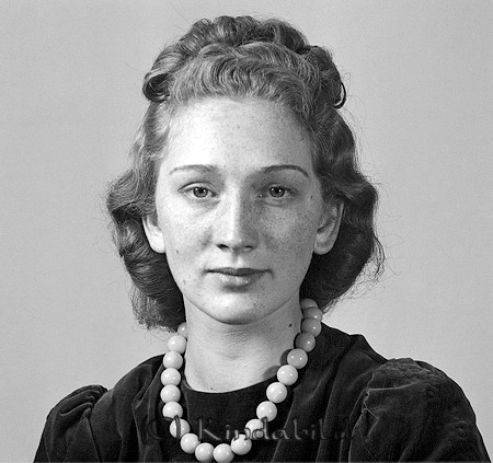 Maj-Britt Oscarsson Kisa
raja
Kvinna klädd i mörk klänning   

raja
Maj-Britt Margareta Oskarsson född 1920 i Kisa. dotter till Agnes Maria Oskarsson född 1900 från Utdala Oppeby.
Brodern Rune Oskarsson född 1930.
Maj-Britt Oskarsson gift 1942 med typograf Kurt Erik Börje Andersson från Höör i Skåne.
1950 bodde de i Kristianstad och hade en son och en dotter,
Källa: Folkräkning 1940 och 1950
Källa: Gerd Pettersson

Nyckelord: Oscarsson Kisa