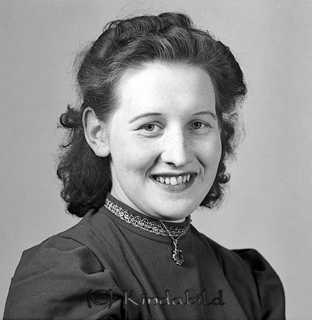 Inga Axelsson Kisa
raja
Kvinna klädd i mörk klänning   

raja
Inga Axelsson född 1922 i Kisa, dotter till Axel Herman Axelsson och Amanda Kristina Karlsson. Familjen bodde i Hagalund
 Syskon;
 Herman född 1913
 Karl Ragnar född 1915 
 Ebba Maria född 1917
 Jan Erik Ronald född 1941
 Familjen tillverkade spinnrockar
 Inga Axelsson gifte sig med frisör Sigvald från Mjölby.
 Källa: Folkräkning 1860-1947 och Studiegruppen hembygdsgården 
Nyckelord: Axelsson Kisa