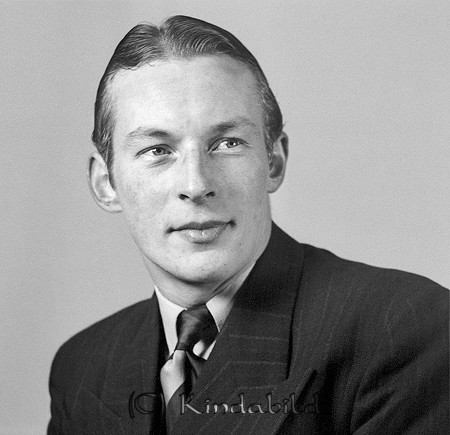 Erik Johansson Kisa
raja
Man klädd i skjorta slips och kavaj

raja
Erik Johansson född 1915 i Kisa, son till Oskar Johansson och hans hustru Anna Sofia Johansson. Familjen bodde i Brostugan Kisa.
 Syskon till Erik:
 Ester född 1917 gift Fallgren
 Ingrid Anna-Lisa född 1921 gift med Karl Einar Andersson Västanfors
 Gösta född 1924 gift med Gunborg född Pettersson Kisa
 Daga född 1928 gift med Harry Samuelsson Kisa
 Ingvar född 1937 gift med Ingrid Johansson
 Erik Johansson var ogift och arbetade på Forså Pappersbruk.
 Källa: Folkräkning 1940, 50 och 60. 
Källa: Gerd Pettersson
Nyckelord: Johansson Kisa