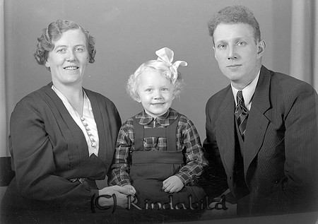 Einar Johansson Nygärde Kisa 
raja
Far o mor med sitt barn

raja
Astrid, Harriet, Einar Johansson 
Källa: Curth

Nyckelord: Johansson Kisa