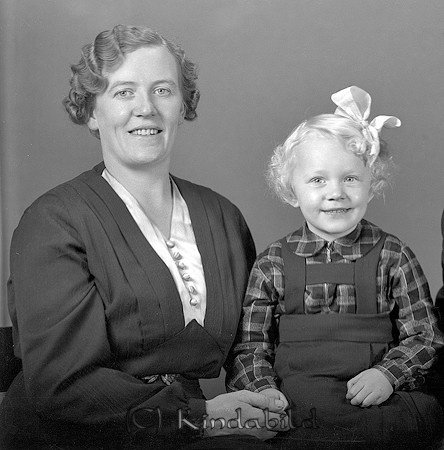 Einar Johansson Nygärde Kisa 
raja
Far o mor med sitt barn

raja
Astrid, Harriet Johansson 
Källa: Curth

raja
Astrid Johansson, mor till Curth Johansson. Flickan Harriet är storasyster till tvillingarna Curth och Göte. 
Källa: Gerd Pettersson


Nyckelord: Johansson Kisa