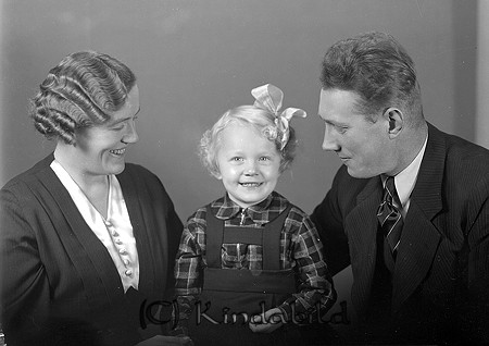 Einar Johansson Nygärde Kisa 
raja
Far o mor med sitt barn

raja
Astrid, Harriet, Einar Johansson 
Källa: Curth

Nyckelord: Johansson Kisa 