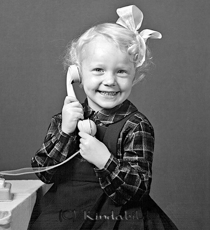 Harriet Johansson Nygärde Kisa 
raja
Flicka som pratar i telefonen 

raja
Harriet Johansson 
Källa: Curth

Nyckelord: Johansson Kisa