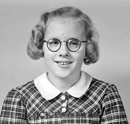 Ulla Grahn Hycklinge
raja
Kvinna klädd i rutig klänning med ljus krage   

raja
Ulla Grahn, dotter till Grahn i bilfirman Grahn & Lagg.
Ulla gifte sig med Lennart Lagg, faderns kompanjon.
Dotter Christel född 1950. 
Källa: Gerd Pettersson

Nyckelord: Grahn Hycklinge