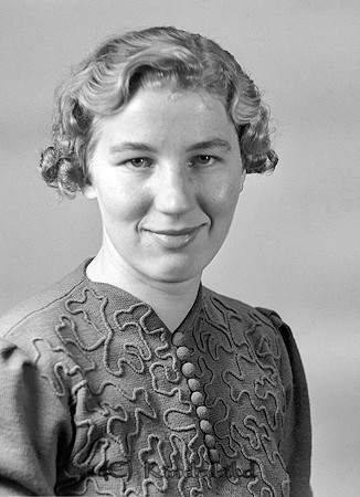 Elna Strömsten Hycklinge
raja
Kvinna klädd i mörk klänning  

raja
Elna Strömsten född 1923 i Västervik, dotter till August Ferdinand Strömsten född 1869 i Hycklinge och Gottfrida Dorotea född Karlsson 1883 i Hycklinge. 1927-1941 bodde de i Hjulebo Hycklinge
Hon var gift med Karl Gunnar Andersson född 1917 i Värmland.
1950 bodde de i Storfors Värmland. Hade en dotter Ingrid född 1948 i Lungsund.
Källa: folkräknming 1940 och 1950 
Källa: Gerd Pettersson

Nyckelord: Strömsten Hycklinge