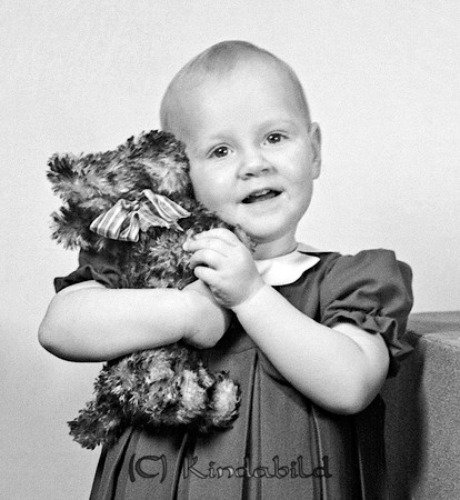 Ulla-Britta Bergström Kisa
raja
Flicka som håller en nalle i famnen 

raja
Ulla-Britta Karlsdotter Bergström född 1938 i Kisa, dotter till polisman Karl Enar Bergström född 1911 i Stockholm och Yngva Doris född Stenkil 1915 i Jönköping.
Systrar: Gunnel född 1941 i Kisa
Marita född 1944 i Kisa.
Källa: Folkräkning 1950 
Källa: Gerd Pettersson


Nyckelord: Bergström Kisa