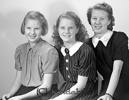 Syskonen Lindqvist Kisa
raja
Syskonskara

raja
Från vänster Maj, Torborg och Svea Lindqvist, döttrar till skogvaktare Carl Gustaf Lindqvist och Helga Maria född Strechlin.
Källa: Sv dödbok
Källa: Gerd Pettersson

Nyckelord: Lindqvist Kisa