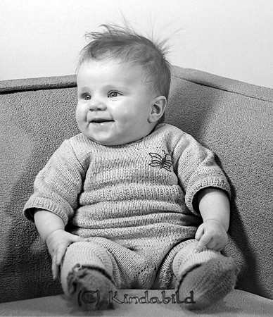Bertil Oscarsson Kisa
raja
Liten pojke som sitter i en fåtölj 

raja
Bertil Oskarsson född 1940 i Kisa, son till Nils Verner Eugen Oskarsson född i Döderhult och hans hustru Ebba Viola född Ståhl 1903 i Gränna.
Familjen bodde i Norsholm Kisa.
1950 bodde familjen i Klingsbro Ringstorp Örtomta socken (samma hus som affären) Fadern var skriven som verkstadsarbetare, kanske han arbetade på Lihnells Vagnfabrik i Ringstorp. Bertil gick i skola i Örtomta två klasser över mig. (Gerd Liljesson-Pettersson)
1960 bodde Bertil i Linköping och arbetade som kontorist.
Källa: Folkräkning 1940, 1950 och 1960. 
Källa: Gerd Pettersson

Nyckelord: Oscarsson Kisa