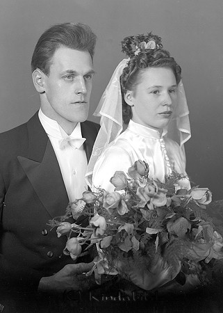 Axel Elvin Skogshill Kisa
raja
Brudpar

raja
Axel Elvin född 1907 i Kisa, pappersbruksarbetare. Gift 1940 med Ruth
 Elisabet född Karlsson 1919 i Kisa.
 Barn: Gunilla och Per-Axel
 Källa: Studiegruppen hembygdsgården och Folkräkning 1950 
Nyckelord: Elvin Kisa
