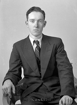 Olof Larsson Timmerliden 
raja
Man klädd i skjorta slips och kavaj

raja
Olof Gustaf Larsson född 1920 i Västra Eneby, son till snickare Karl Anders Larsson Timmerliden Axhult född 1881 och Selma född Germundsson född 1880.
Barn: Karl Oskar född 1901
Karin Maria född 1904
Elsa Charlotta född 1906
Astrid Linnéa Lovisa född 1908
Ingrid Elida född 1911
Ebba Dagmar Margareta född 1915
Sten Henrik född 1917
Märta Elisabet född 1917
Källa: Kyrkoarkiv Västra Eneby 
Källa: Gerd Pettersson

Nyckelord: Larsson Timmerliden
