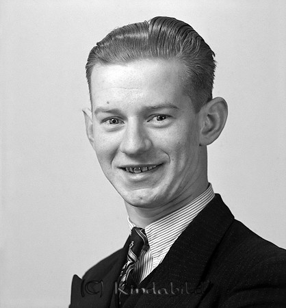 Olle Johansson Grav Tidersrum
raja
Man klädd i skjorta slips och kavaj

raja
Olle Johansson från Grav i Tidersrum.
En genomsnäll och lite udda person. Hans skratt glömmer man aldrig.
Han bodde i Grav hela sitt liv. 
Källa: Gerd Pettersson

Nyckelord: Johansson Tidersrum