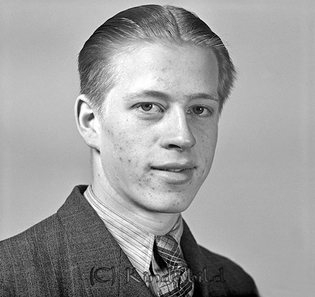 Nils Gustav Nilsson Hallingsborg Kisa
raja
Man klädd i skjorta slips och kavaj

Nyckelord: Nilsson Kisa