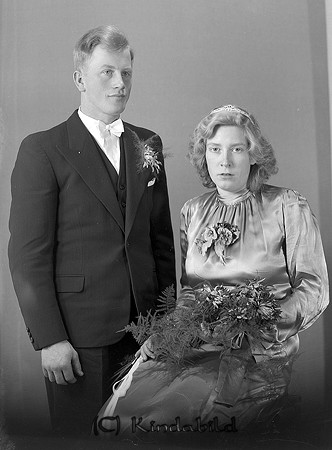 Bror Gustavsson Härsmålen Svalsjö
raja
Brudpar

raja
Bror Gustavsson född 1916 och Herta Gunborg Aina född Pettersson 1921 i Malexander.
1950 bodde de i Sjögården Örsebo.
Barn: Bror Göran Roland född 1944
Laila Gunborg Kristina Gustafsson 1951
1960 bodde familjen i Pikedal Norrgård Ulrika.
Källa: Folkräkning 1940, 1950 och 1960 
Källa: Gerd Pettersson

Nyckelord: Gustavsson Svalsjö