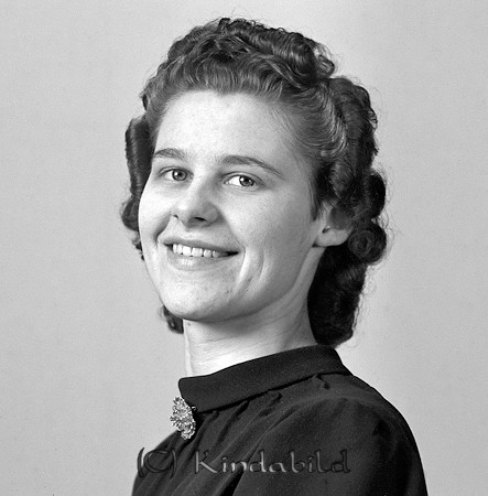 Margit Pettersson Nya Damfriseringen Kisa
raja
Kvinna klädd i mörk klänning

Nyckelord: Pettersson Kisa
