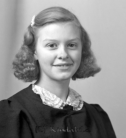 Margit Karlkvist Ramshult Kisa
raja
Kvinna klädd i mörk klänning med ljus krage 

raja
Dotter till folkskollärare Bror Karlquist och hans hustru Torborg. Syskonen heter Pelle och Greta. 
Källa: mayca
Nyckelord: Karlkvist Kisa