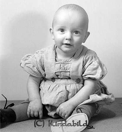 Karl Leek Svalsjö
raja
Pojke klädd i kortbyxor med hängslen och kortärmad skjorta 

raja
Karl Robert Sven Leek född 1940 i Svalsjö Kisa. Son till Sven Sjunning Leek och Berta Linnéa Karolina Svensson från �?resebo.
Källa: Födelsebok Kisa 
Källa: Gerd Pettersson

Nyckelord: Leek Svalsjö