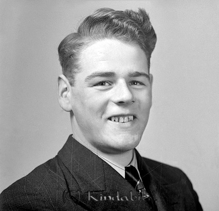 Sture Jansson Svalsjö
raja
Man klädd i skjorta slips och kavaj

raja
Sture Jansson, född i Nykil 1922.
 Stures föäldrar Viktor och Olivia hade affären vid vägkorsningen i Svalsjö. Syskon till Sture var Ebbe, Ingmar och Vivan.
 Vivan och hennes man Arne tog över affären och innehade den till den lades ner på 1960-70-talet
 Sture startade åkerirörelse i Svalsjö 1946 och flyttade verksamheten till Kisa 1950.
 1952 gifte han sig med Marianne född Gustavsson från Svalsjö.
 Barn: Kjell, Krister, Kerstin och Kristina.
 Död i Kisa 1992.
 Källa: Folkrärkning 1970 och Sv dödbok och Studiegruppen hembygdsgården. 
Nyckelord: Jansson Svalsjö