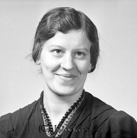 Tina Andersson Vårdhemmet Kisa
raja
Kvinna klädd i mörk klänning  

raja
Tina Andersson var född 1917 och kom från Fagerhult.
De var 12 syskon. De antog namnet Anebreid.
Hon var ogift och dog 2006 i Vadstena
Källa: Sv dödbok 
Källa: Gerd Pettersson

Nyckelord: Andersson Kisa