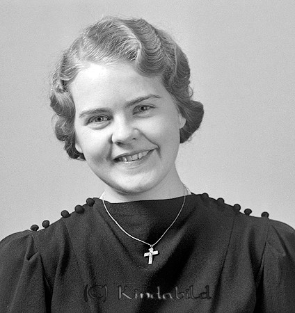 Lilly Karlsson Harg Kisa
raja
Kvinna klädd i mörk klänning  

raja
Lilly Viola Karlsson född 1921 i Kisa, dotter till Karl Isidor Karlsson "Kalle-Maskin" född 1893 i Oppeby och Edit Paulina född Brandt 1898 i Rumskulla.
Familjen flyttade till Sveahuset, där Edit var vaktmästare. Kalle var ångmaskinförare.
1970 bodde Lilly i Linköping, ogift.
Källa: Studiegruppen hembygdsgården, Kyrkoarkiv Kisa. 

raja
På 60-talet arbetade Lilly på CVM (Centrala flygverkstaden Malmslätt). Hon skötte kontoret på en av verkstäderna. 
Källa: mayca

Nyckelord: Karlsson Kisa