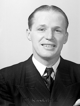 Yngve Malmström Kisa 
raja
Man klädd i skjorta slips och kavaj

raja
Karl Yngve Malmström född 1911 i Kisa. Föräldrahemmet var på Fimongatan.
Han har en son Jimmy.
1970 bor de i Hultsfred. Yngve död 1972 i Hultsfred.
Källa: Sv dödbok 
Källa: Gerd Pettersson

raja
Frun hette Linnea och de bodde i Eriksborg Kisa innan de flyttade till Hultsfred. Hade också en dotter. Yvonne vill jag minnas 
Källa: Birgitta Petersson

Nyckelord: Malmström Kisa