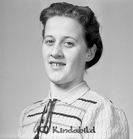 Rut Johansson Herrefall Kisa
raja
Kvinna klädd i ljus klänning  

raja
Rut Johansson född 1924 kom från Herrefall.
Hennes far Axel Johansson var duktig skridskoåkare.
Hon hade en bror Gunnar som arbetade på Grahns Bilar i Kisa.
Rut gifte sig med Ola Gustavsson och fick barnen Kjell och Kerstin. De bodde i Berga i Bäck Kisa. 
Källa: Gerd Pettersson

Nyckelord: Johansson Kisa