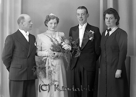Karl-Axel Karlsson Svea Kisa
raja
Brudpar med bröllopsvittnen 

raja
Från vänster Karl "Kalle Dompan" Andersson född 1911, brudparet Elly och Karl-Axel, samt Karin Andersson född 1912. Karl-Axel och Karin var syskon.
 Kalle och Karin bodde  på Torggatan 3 i Kisa.
 Källa: Studiegruppen hembygdsgården 
Nyckelord: Karlsson Kisa