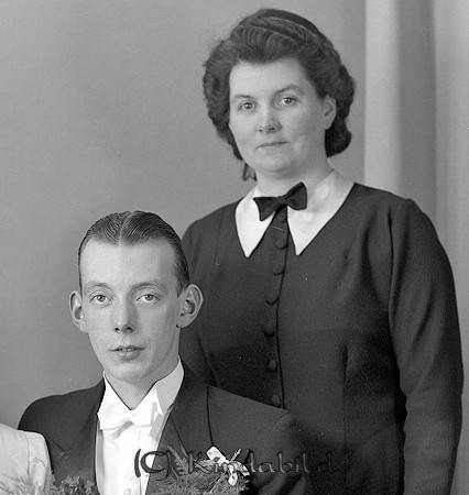 Karl-Axel Karlsson Svea Kisa
raja
Brudgum och bröllopsvittne

Nyckelord: Karlsson Kisa