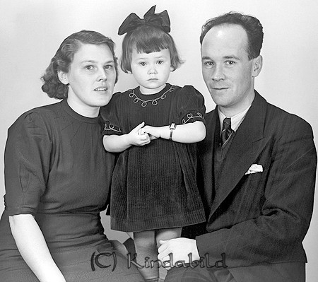 Familjen Germundsson Kisa
raja
Mor och far med sitt barn

raja
Olof och Viola Margareta Germundsson med dottern Inger. 
Källa: Gerd Pettersson

Nyckelord: Germundsson Kisa