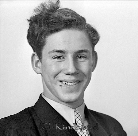 Arne Staav Pätorp
raja
Man klädd i skjorta slips och kavaj

raja
Arne Staaf född 1923 i Ask. Son till Helmer och Hilly Staaf Pätorp.
Arne Staaf flyttade till Stockholm.
1970 bor han i Bromma och gift med Mary Kristina född 1924 i Södertälje
Källa: Familjer och Gårdar i Ulrika 
Källa: Gerd Pettersson


Nyckelord: Staav Pätorp