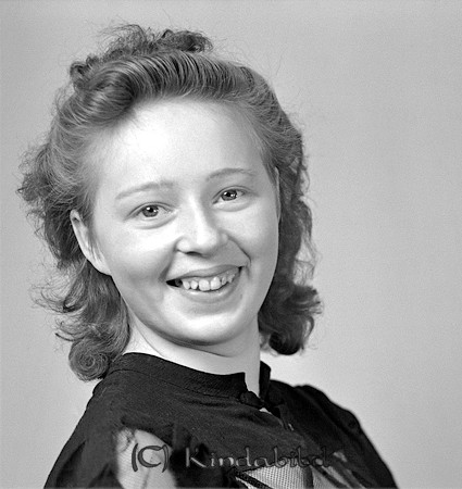 Ing-Marie Svensson Hästhagen Ulrika
raja
Kvinna klädd i mörk klänning    

raja
Ing-Marie Svensson född 1923 i Hästen �?mtefall.
Dotter till Josef och Signe Svensson.
Ing-Marie gifte sig med Lennart Nilsson och bosatte sig i Hjulsbro 
Källa: Gerd Pettersson

Nyckelord: Svensson Ulrika