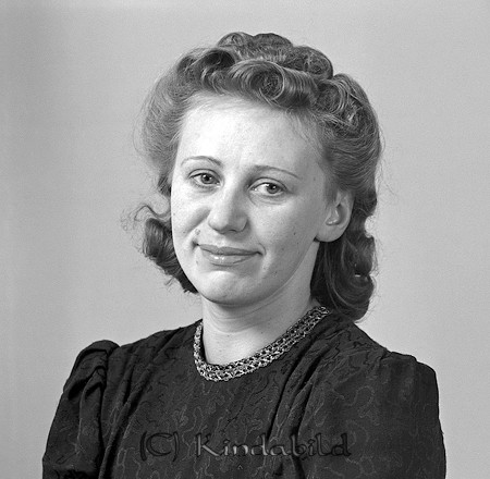 Ingegärd Andersson Stjärnesund Oppeby
raja
Kvinna klädd i mörk klänning    

raja
Ingegerd Andersson född 1917, dotter till Anders Melker Sixtus Andersson född 1885 i Oppeby och Anna Charlotta Svensson född 1894 i Oppeby.
 Syster till Ingegerd var Hillevi Charlotta född 1916, gift med Åke Wallin och bosatta i Rimforsa.
 Ingegerd Andersson gifte sig med Nils Olov Nilsson född 1920 i Hägerstad.
 De fick tre barn. De hade en fin trädgård som de belönades med från Hushållningssällskapet.
 Källa: Studiegruppen hembygdsgården och kyrkoarkiv Oppeby 
Nyckelord: Andersson Oppeby