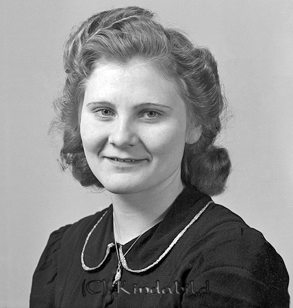 Eva Andersson Norra Vånga Oppeby
raja
Kvinna klädd i mörk klänning    

raja
Eva Andersson, född 1921 i Oppeby. Hon gifte sig med Karl Asklöv född 1918 i Hägerstad. 
 Barn: Marita, Kristina, Annelie och Peter
 Familjen bodde på Enebygatan 45, Tallåsen.
 Källa: Studuegruppen hembygdsgården 
Nyckelord: Andersson Oppeby